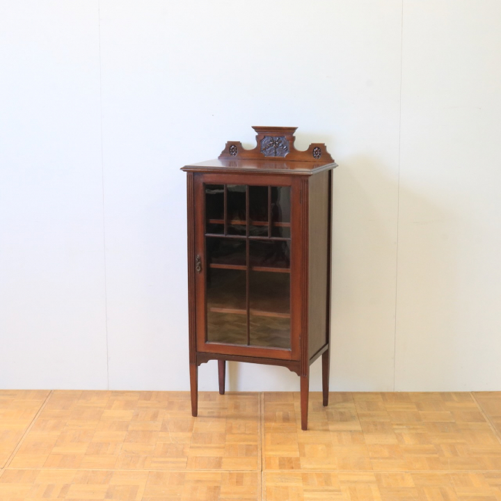 グラスキャビネット