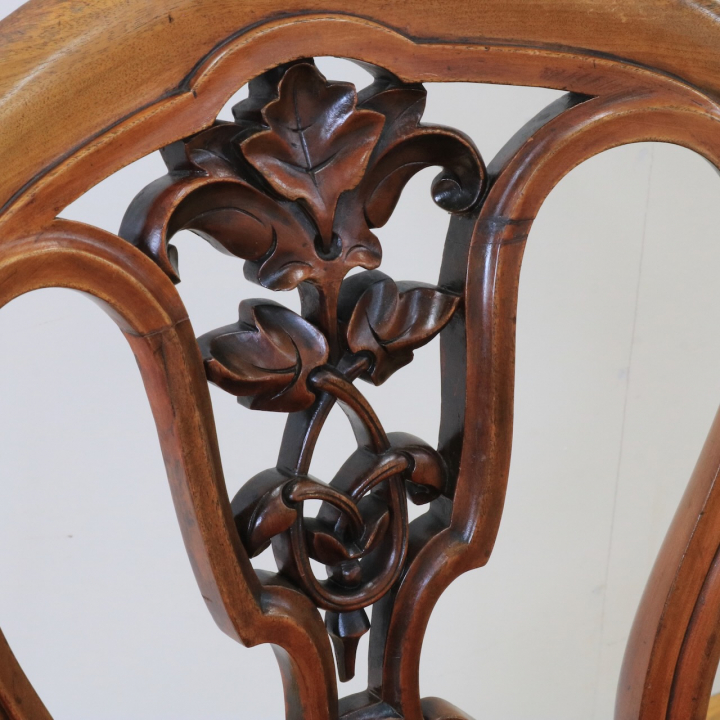 バルーンバックチェアー