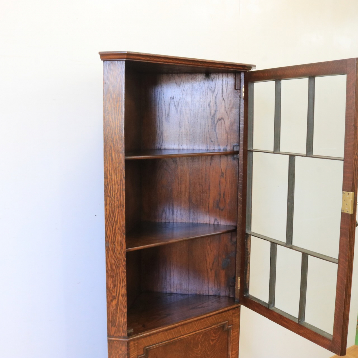 コーナーキャビネット