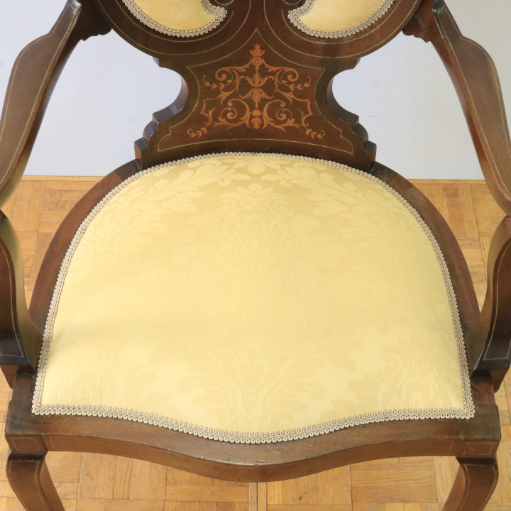 アームチェアー