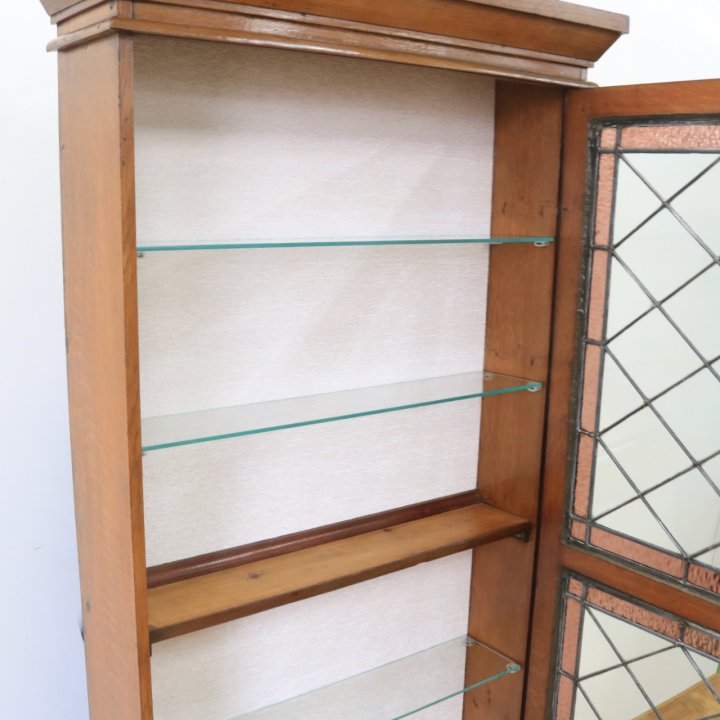 グラスキャビネット