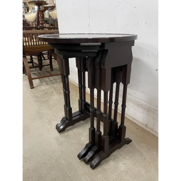 ネストテーブル