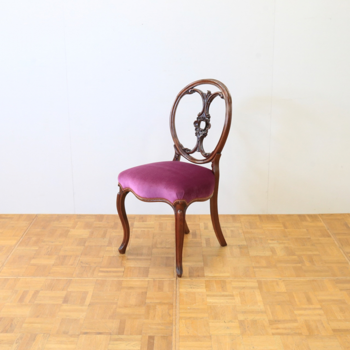 バルーンバックチェアー