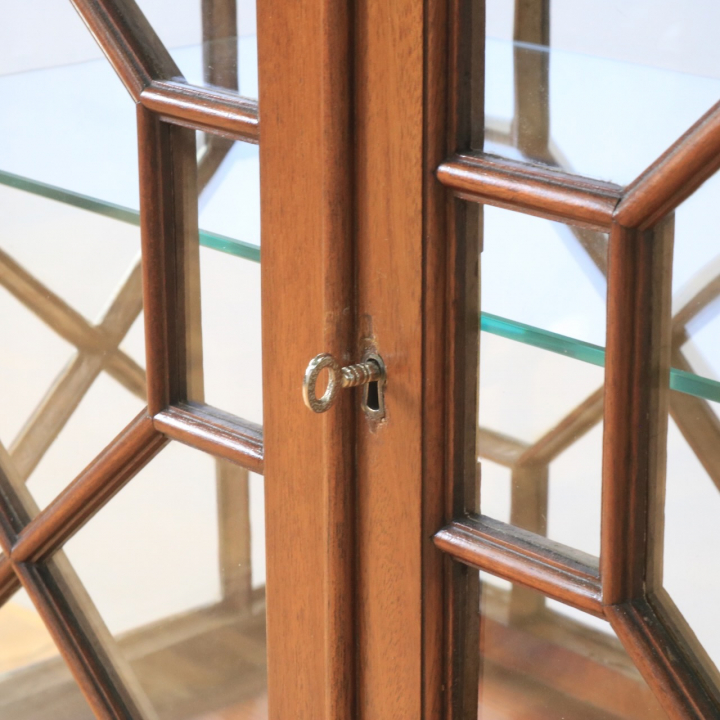 グラスキャビネット