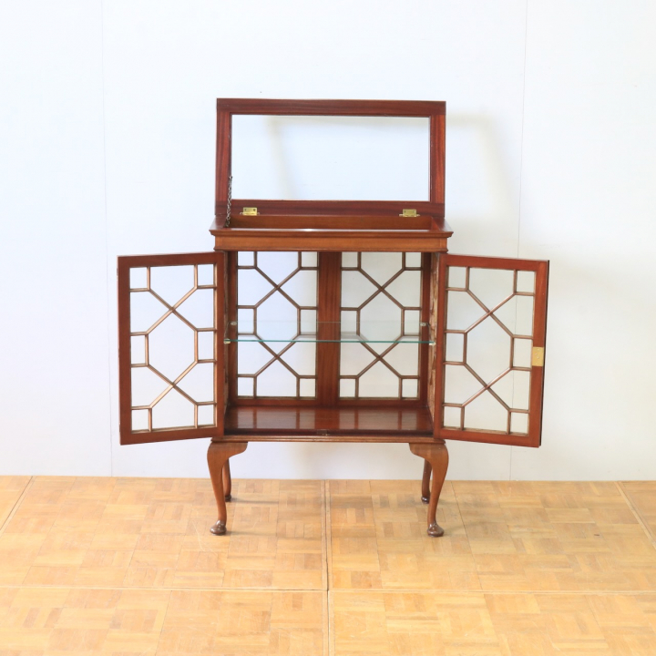 グラスキャビネット