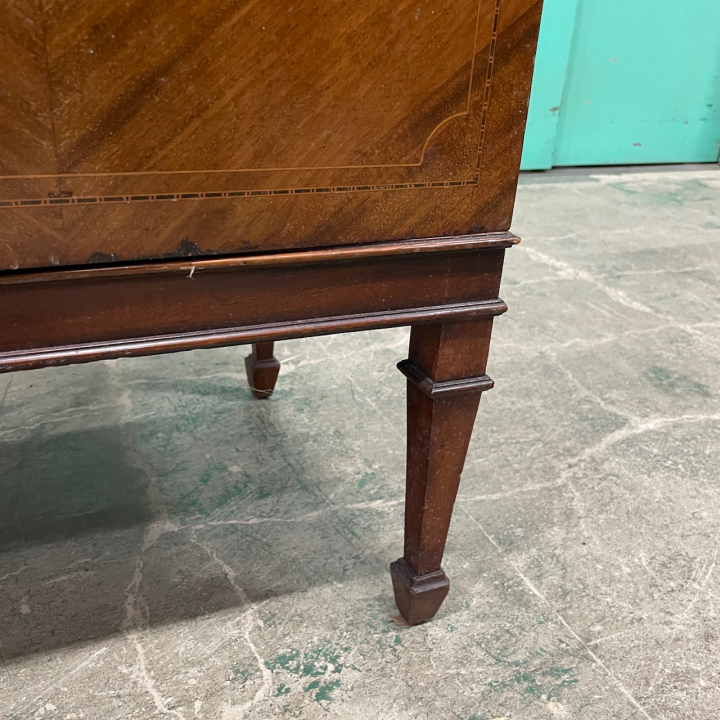 グラスキャビネット　