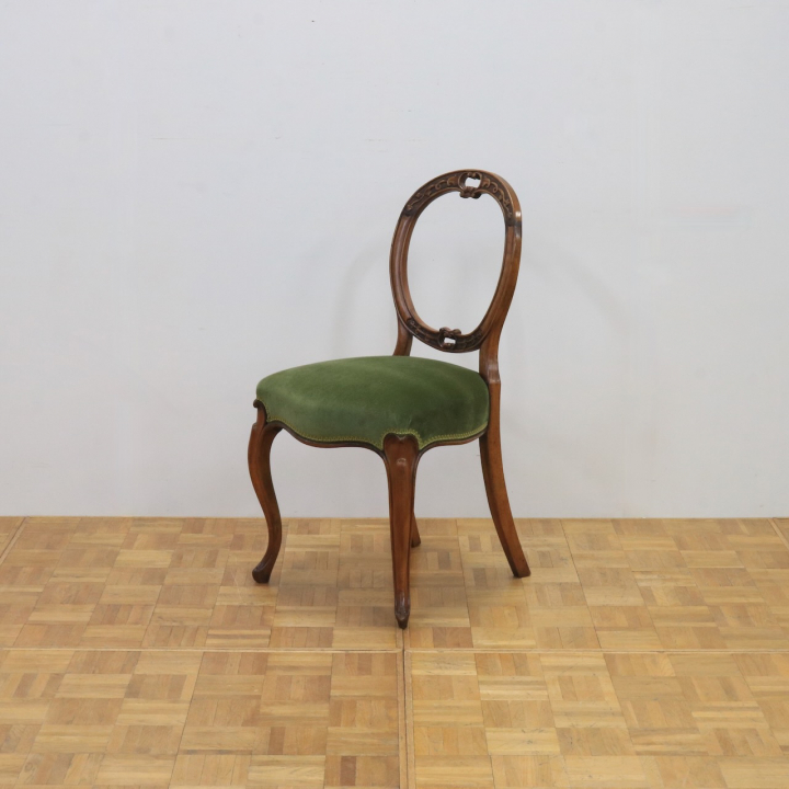 バルーンバックチェアー