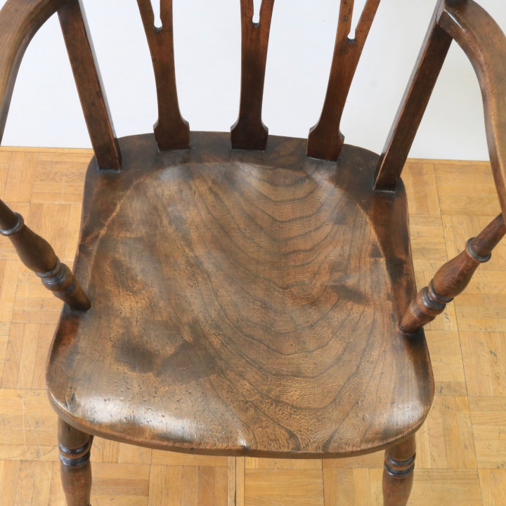 アームチェアー