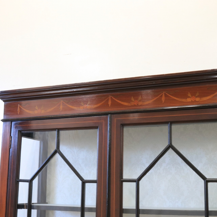 グラスキャビネット