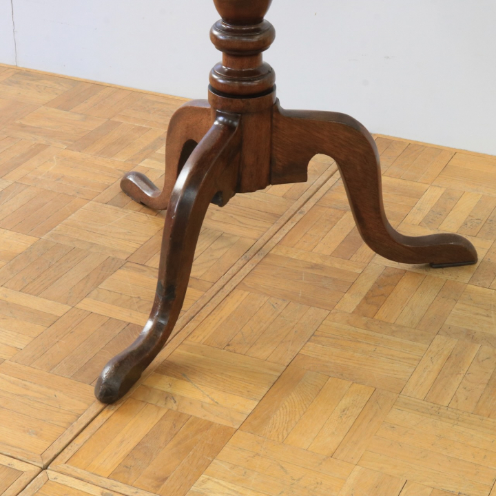 ティルトトップテーブル