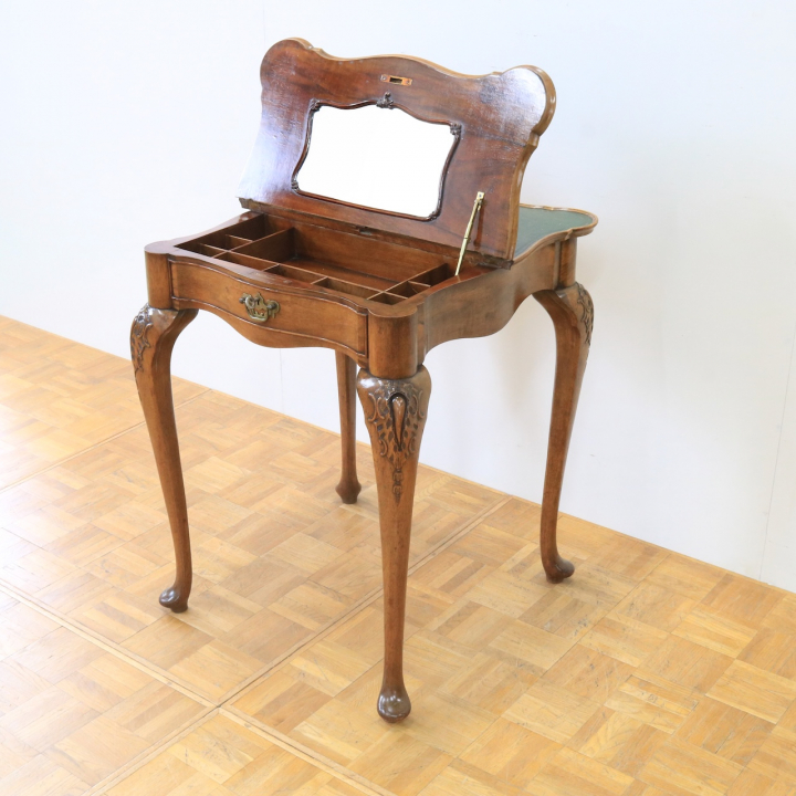 ドレッシングテーブル