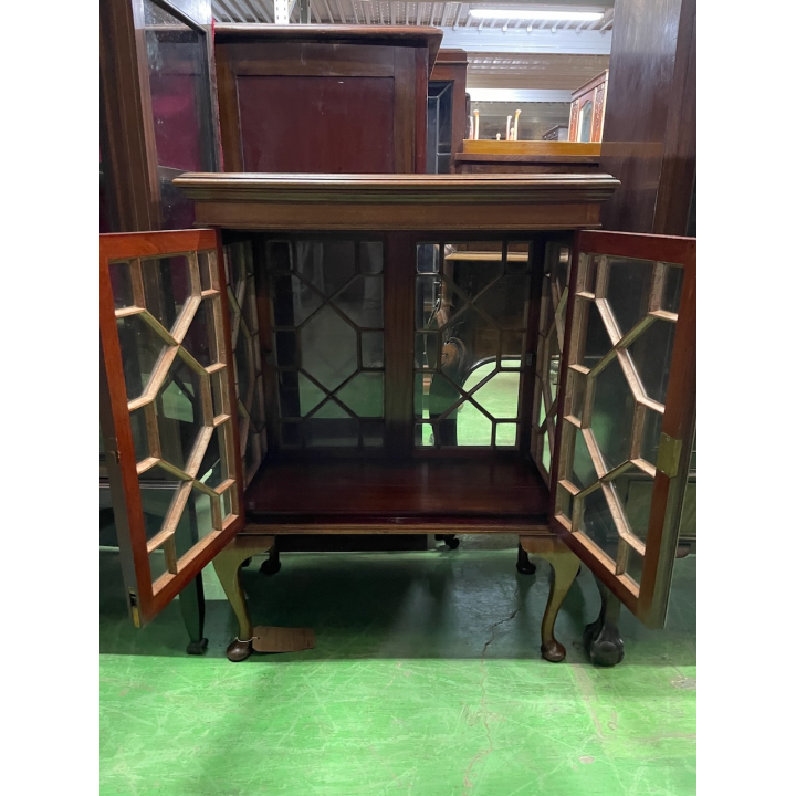 グラスキャビネット