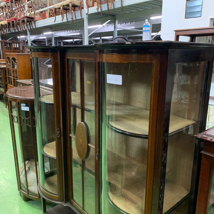グラスキャビネット