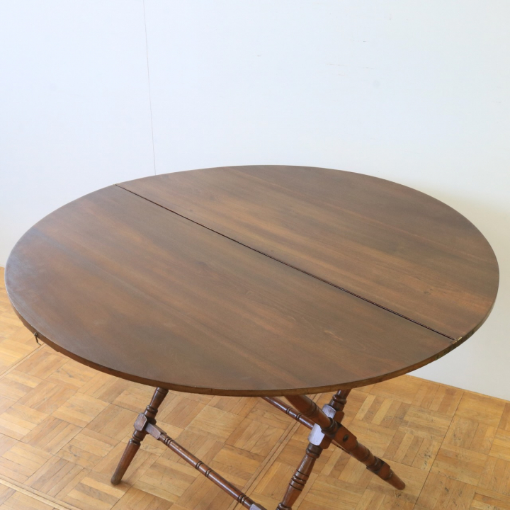 フォールディングテーブル