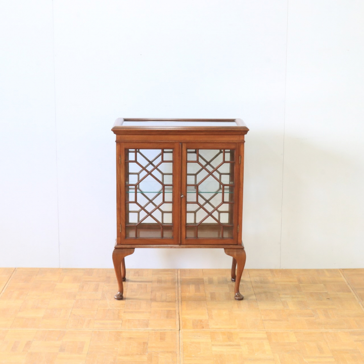 グラスキャビネット