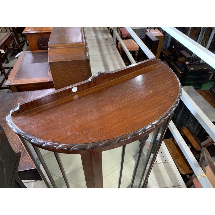 グラスキャビネット