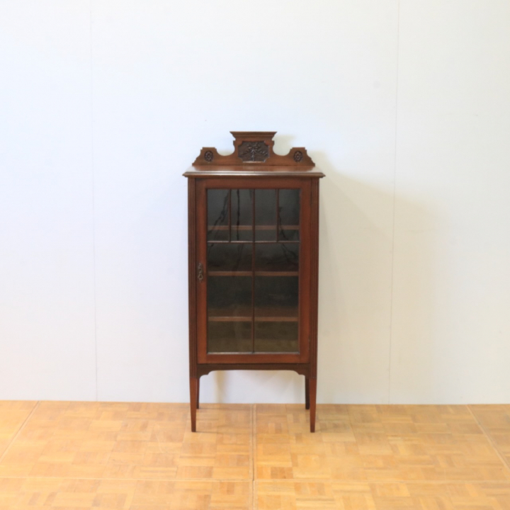 グラスキャビネット