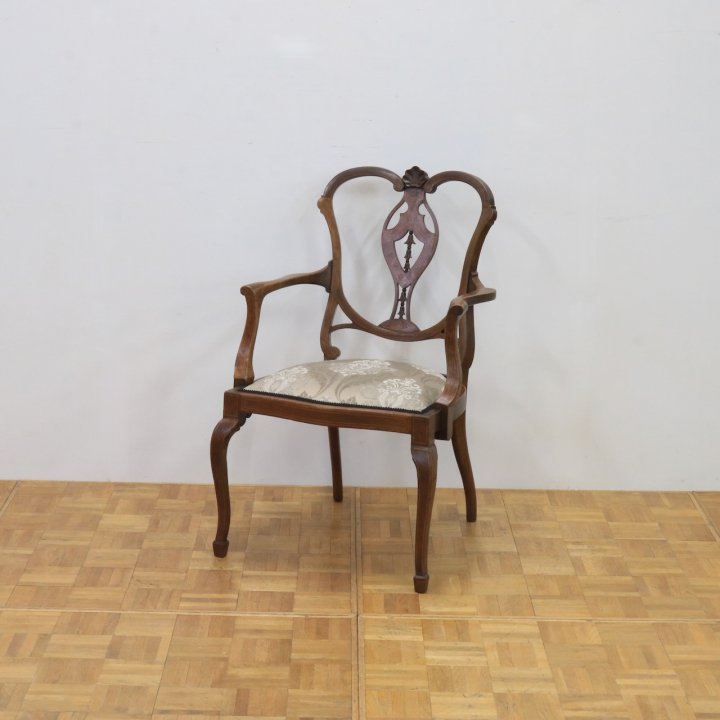 アームチェアー