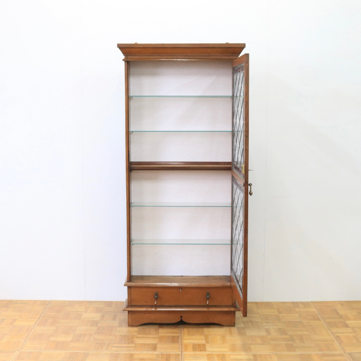 グラスキャビネット