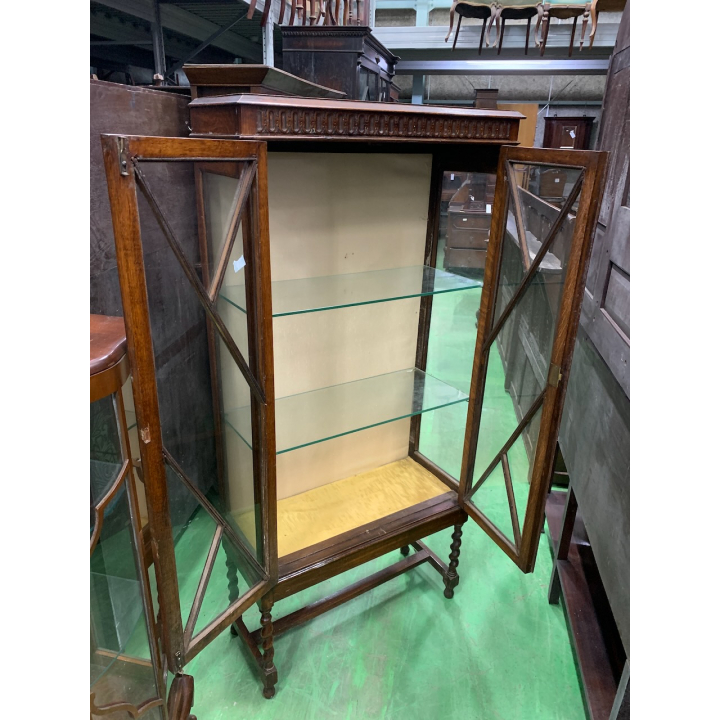  グラスキャビネット