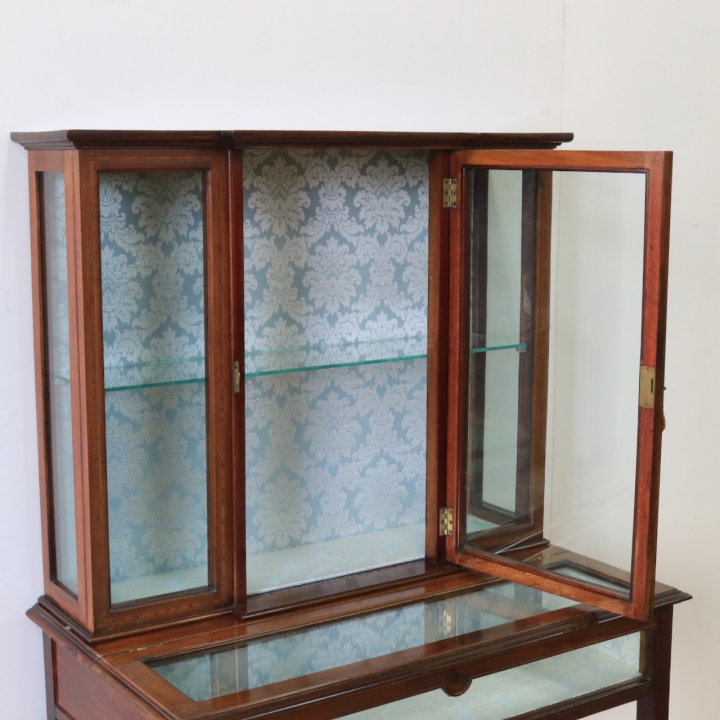 グラスキャビネット