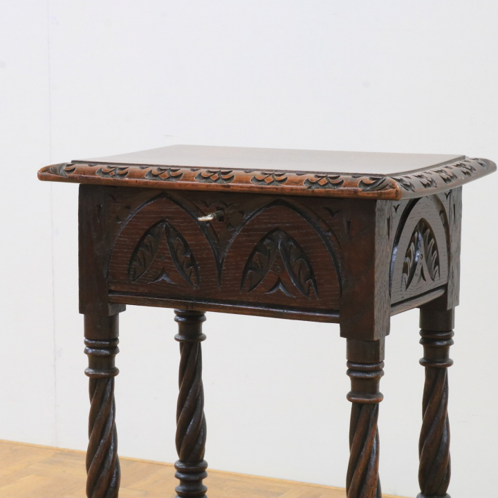 サイドテーブル